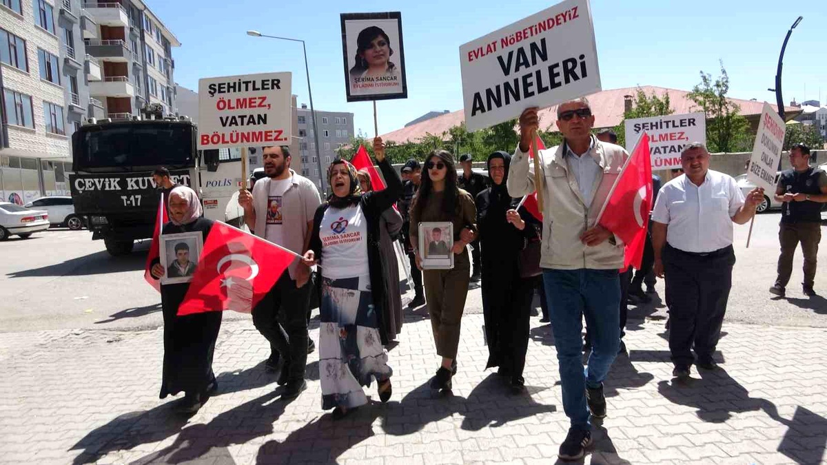 Van\'da terör örgütü PKK tarafından dağa kaçırılan çocukları için eylem yapan aileler mücadeleye devam ediyor