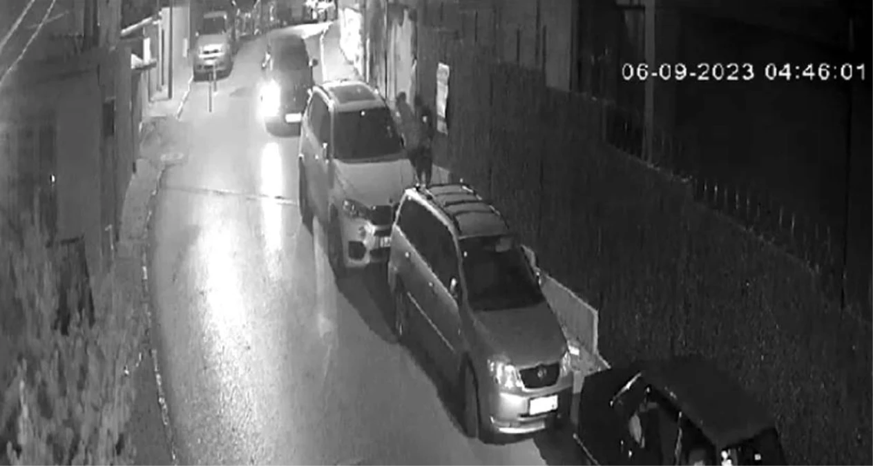 Eyüpsultan\'da Lüks Otomobilin Camı Patlatılarak Hırsızlık Yapıldı