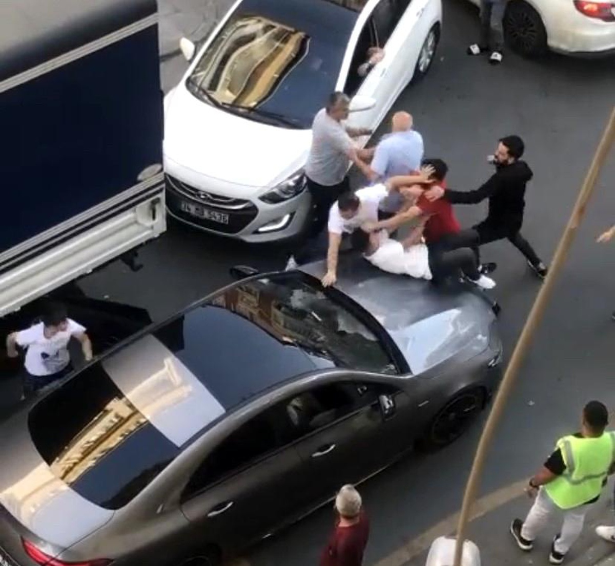 İstanbul Fatih\'te Yol Vermeme Tartışmasında Kavga Çıktı