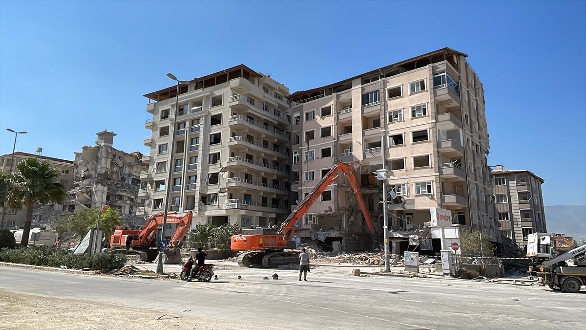 Hatay\'da depremden etkilenen 7 bina kontrollü olarak yıkıldı