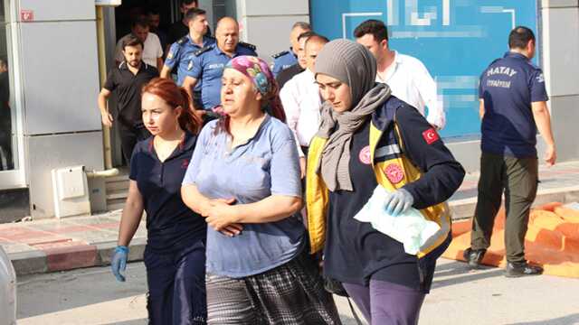 İskenderun'da annesini balkondan atmaya çalışan zanlı yakalandı İskenderun'da annesini balkondan atmaya çalışan zanlı yakalandı