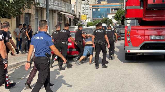 İskenderun'da annesini balkondan atmaya çalışan zanlı yakalandı İskenderun'da annesini balkondan atmaya çalışan zanlı yakalandı
