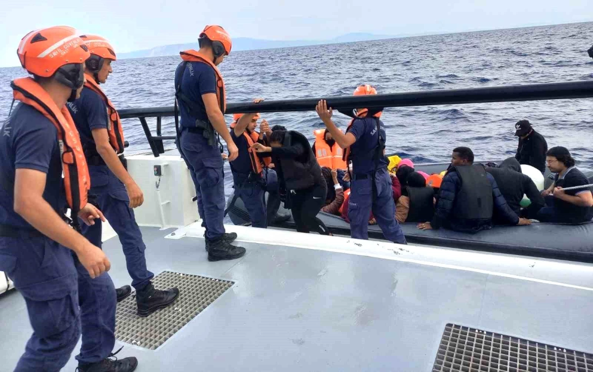 İzmir\'de 23 göçmen ve 3 kaçakçı yakalandı, 81 göçmen kurtarıldı