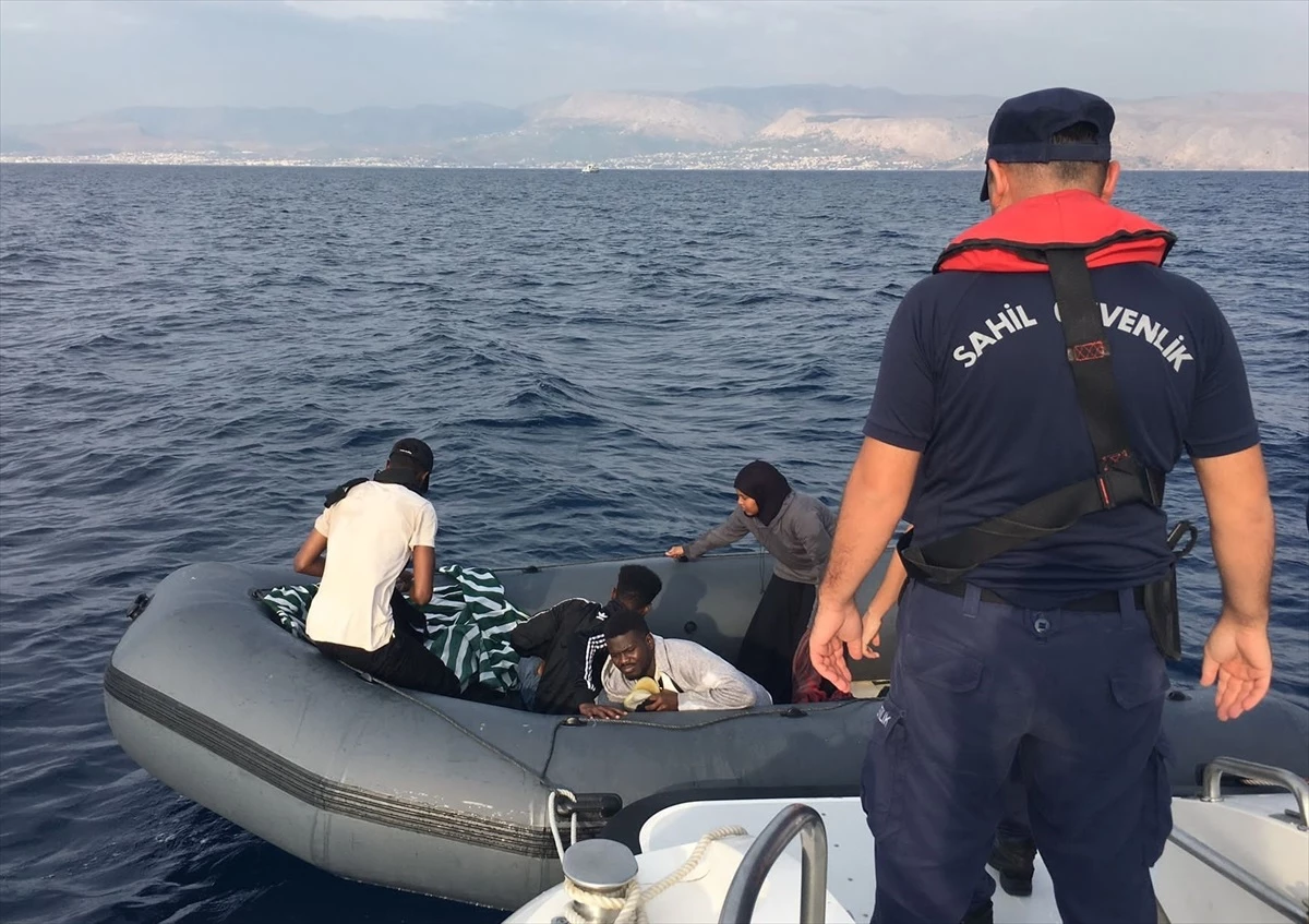 İzmir\'de Yunanistan unsurları tarafından Türk kara sularına itilen 79 düzensiz göçmen kurtarıldı