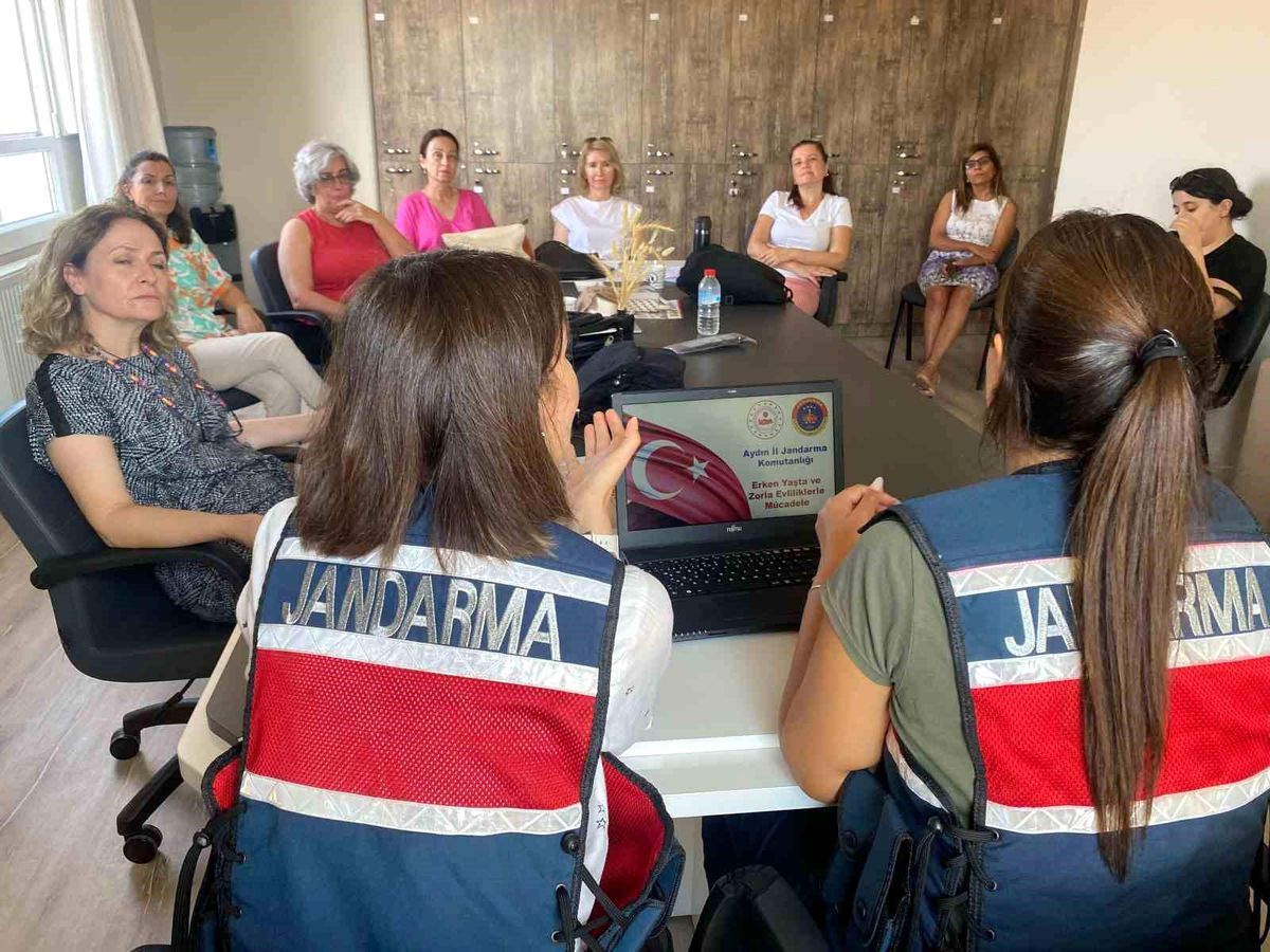 Aydın İl Jandarma Komutanlığı öğretmenlere \'Güvenli Okul Güvenli Gelecek Projesi\' hakkında bilgilendirme yaptı