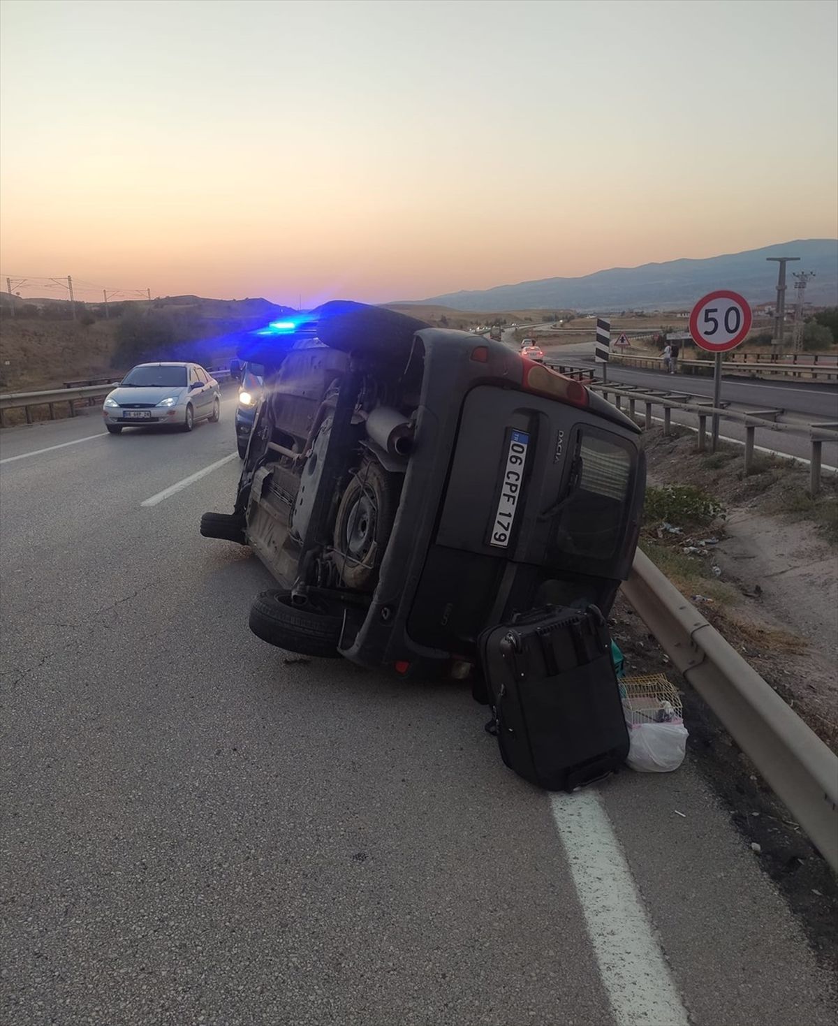 Kırıkkale\'de Hafif Ticari Araç Devrildi, 3 Kişi Yaralandı
