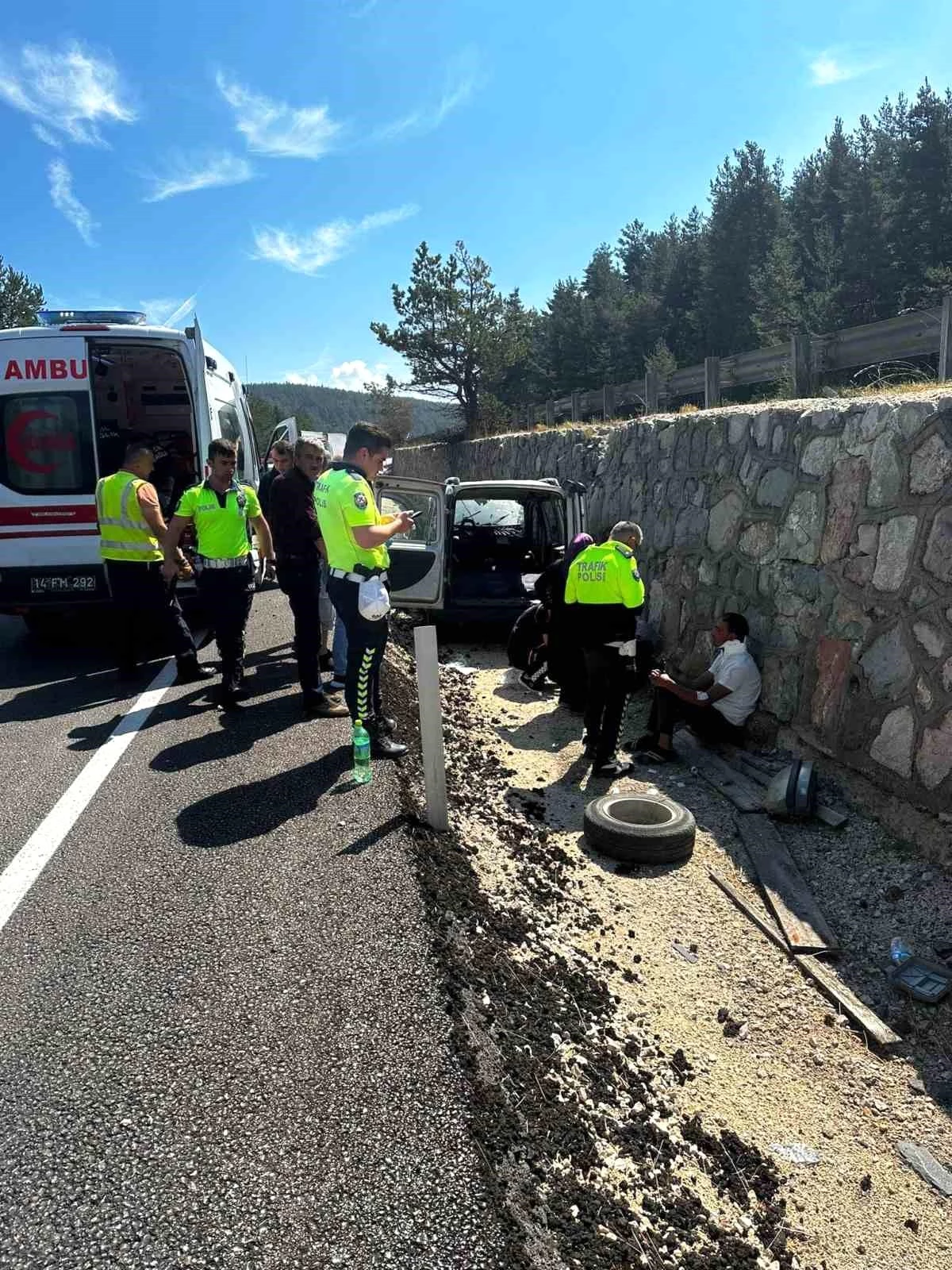 Bolu\'da Kontrolden Çıkan Araç Beton Duvara Çarptı