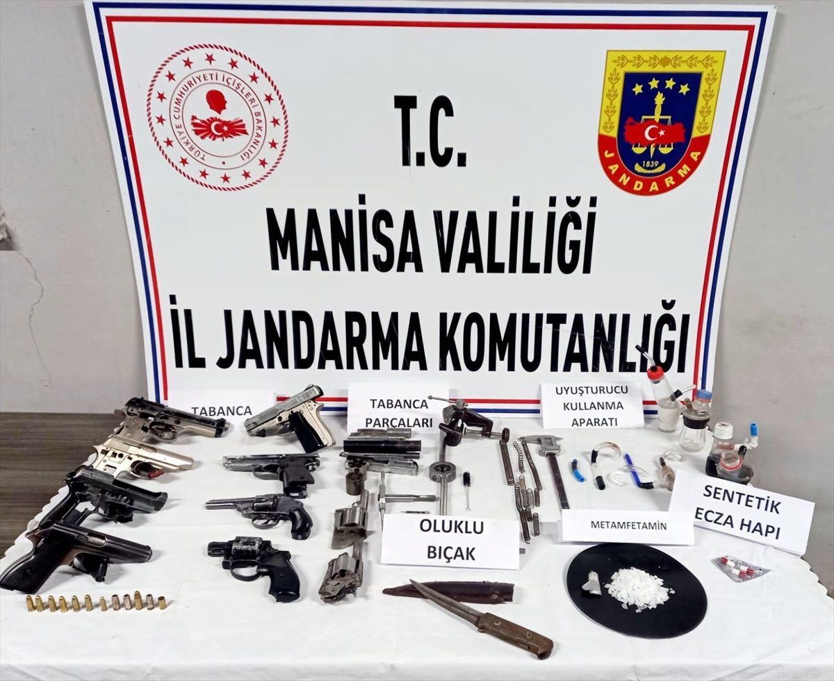 Manisa\'da 8 Ruhsatsız Tabanca Ele Geçirildi