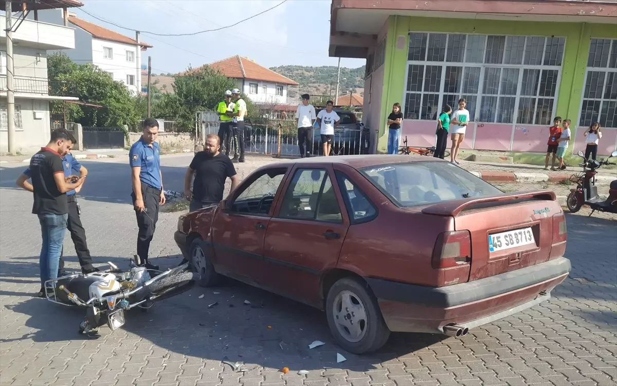 Manisa'da motosiklet ile otomobil çarpışması: 2 kişi yaralandı