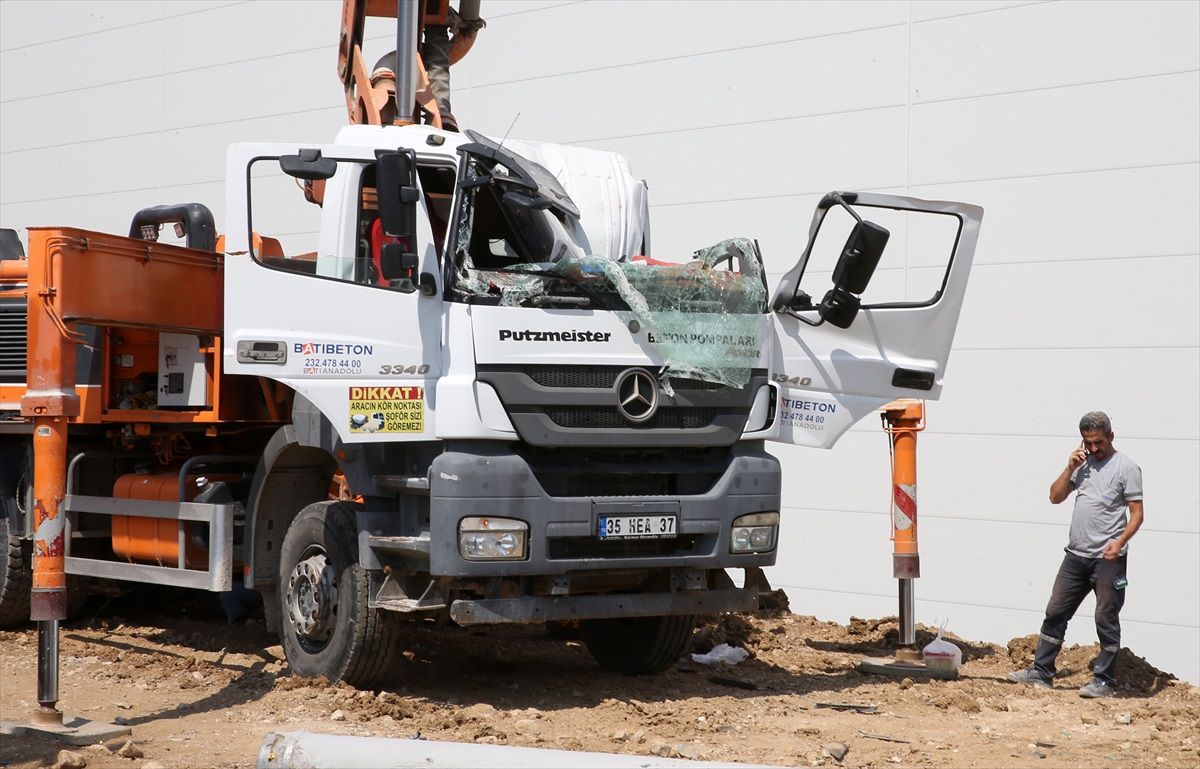 Manisa\'da fore kazık makinesi kamyonun üzerine devrildi, şoför yaralandı
