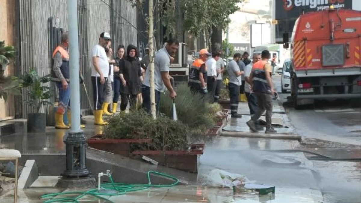 Başakşehir\'deki Mobilyacılar Sitesinde Sel Zararı