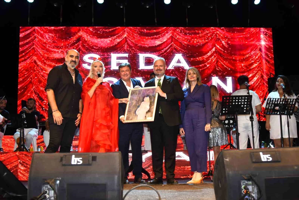 Menemen Belediyesi\'nin Cumhuriyetin 100. Yılı Kutlamalarında Seda Sayan Konseri