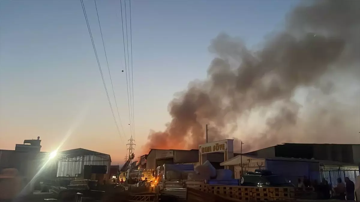 Mersin\'deki tekstil deposunda çıkan yangın söndürüldü