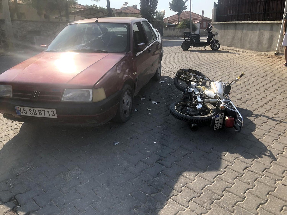 Manisa\'da motosiklet ile otomobil çarpıştı: 2 yaralı