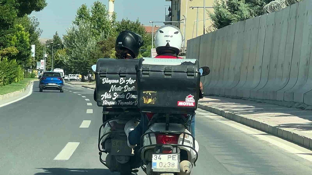 Elazığ\'da Motosiklet Sürücüsünün Yardımı Görenleri Şaşırttı