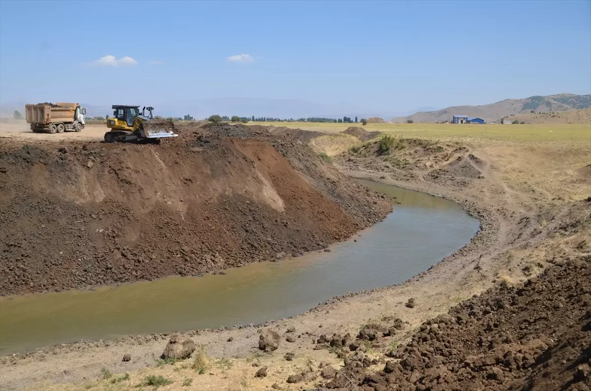 Muş\'ta Karasu Nehri\'nde ıslah ve taşkın önleme çalışmaları sürüyor