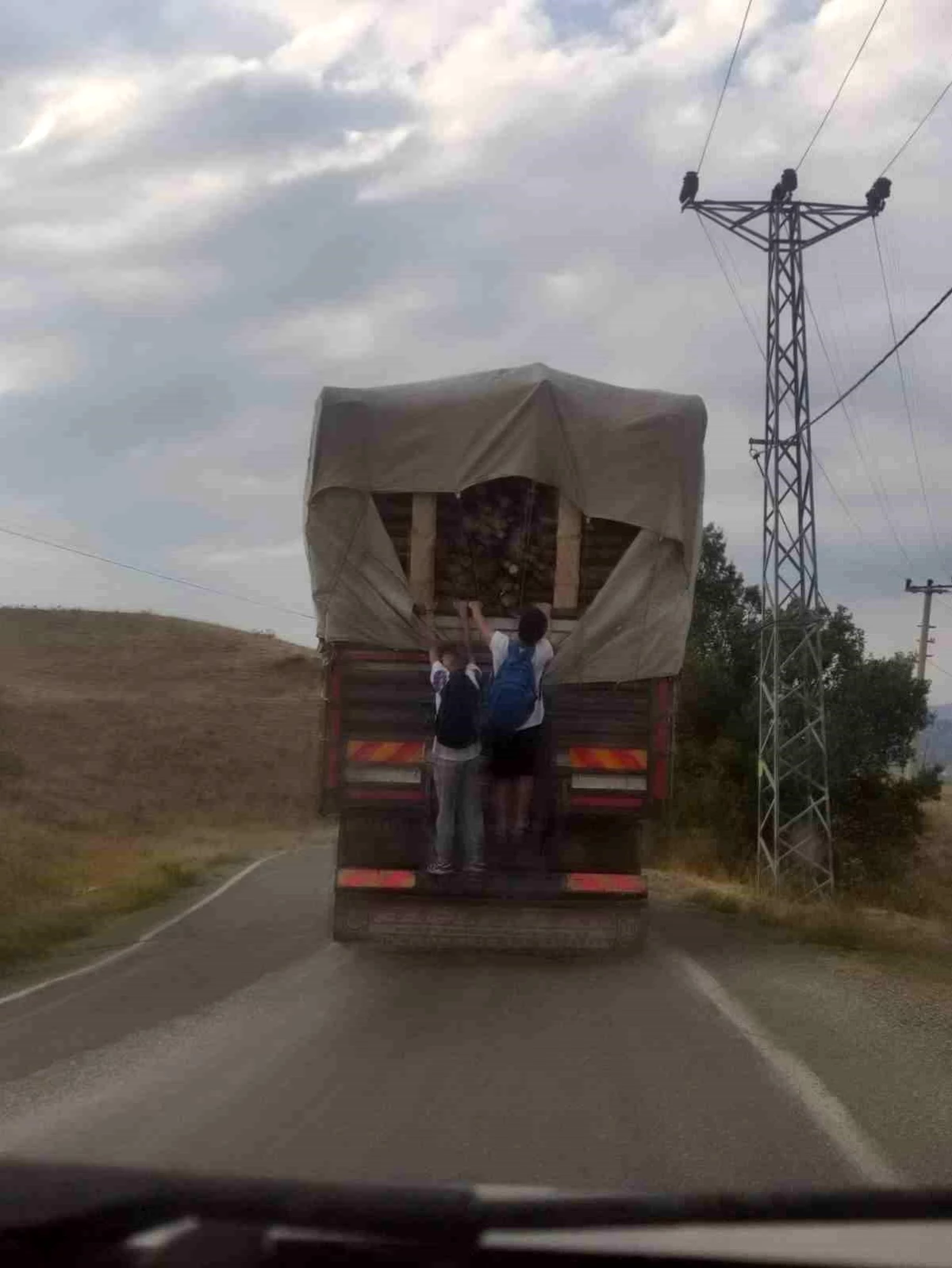 Tosya\'da odun yüklü kamyonun arkasına asılan çocuklar ölüm riski yaşadı