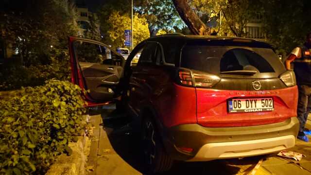 Otomobilini durdurduğu ortağını eşinin yanında tabancayla öldürdü Otomobilini durdurduğu ortağını eşinin yanında tabancayla öldürdü