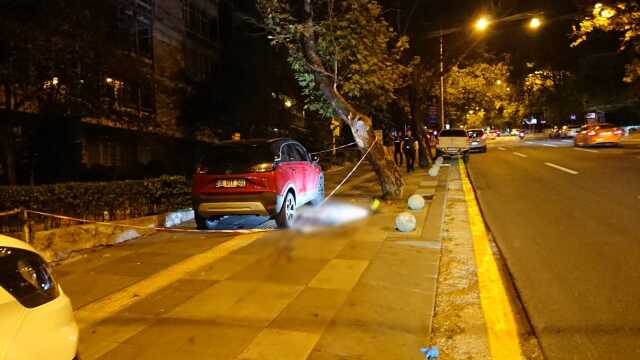 Otomobilini durdurduğu ortağını eşinin yanında tabancayla öldürdü Otomobilini durdurduğu ortağını eşinin yanında tabancayla öldürdü