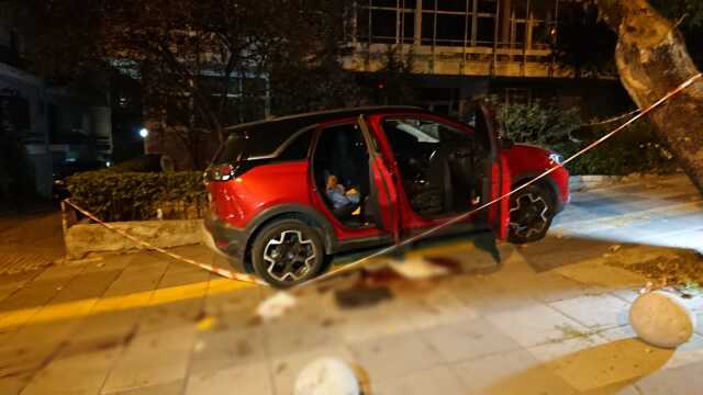 Otomobilini durdurduğu ortağını eşinin yanında tabancayla öldürdü Otomobilini durdurduğu ortağını eşinin yanında tabancayla öldürdü