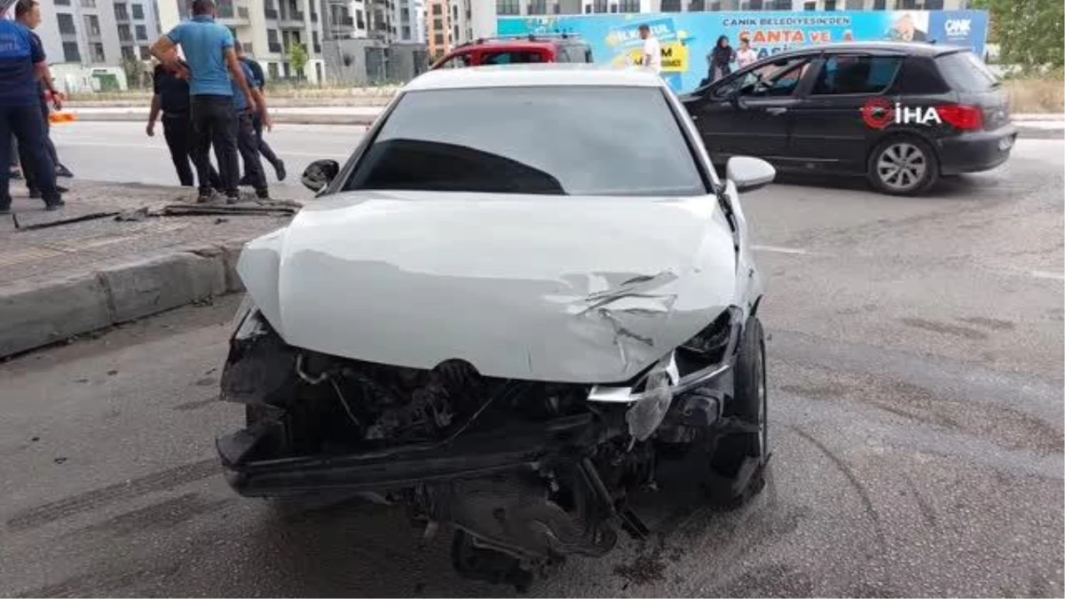 Samsun\'da kavşakta trafik kazası: 2 yaralı