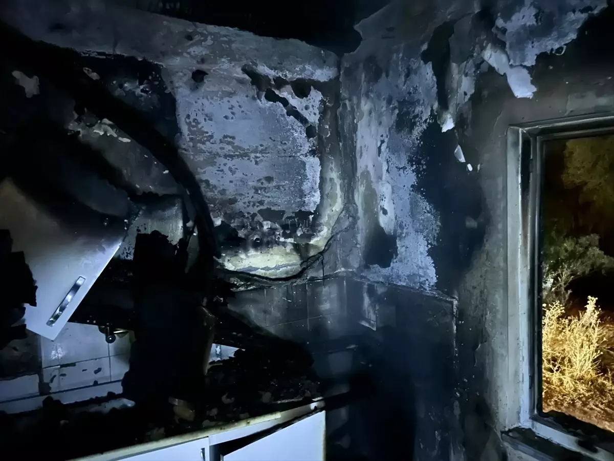 Şarkışla'da bir evde çıkan yangın hasara neden oldu