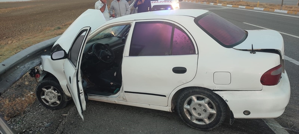 Sivas\'ta bariyerlere çarpan otomobilde 5 kişi yaralandı