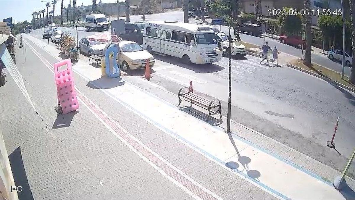 Manavgat\'ta turistlerin kullandığı yaya geçidi tehlike saçıyor