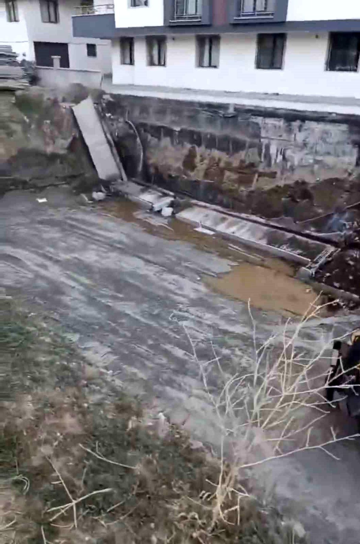 Bitlis\'te inşaat kazısı sırasında yan binanın istinat duvarı çöktü