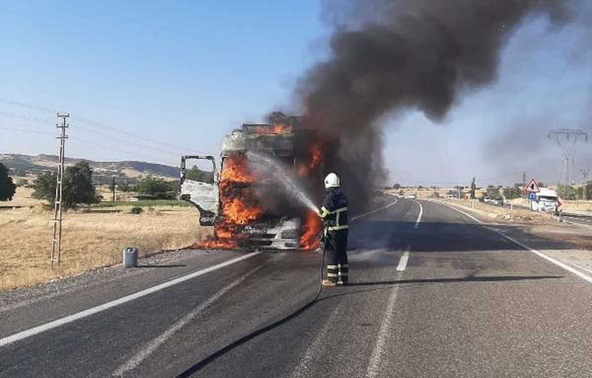 Diyarbakır\'da demir elektrik direği yüklü TIR alev aldı