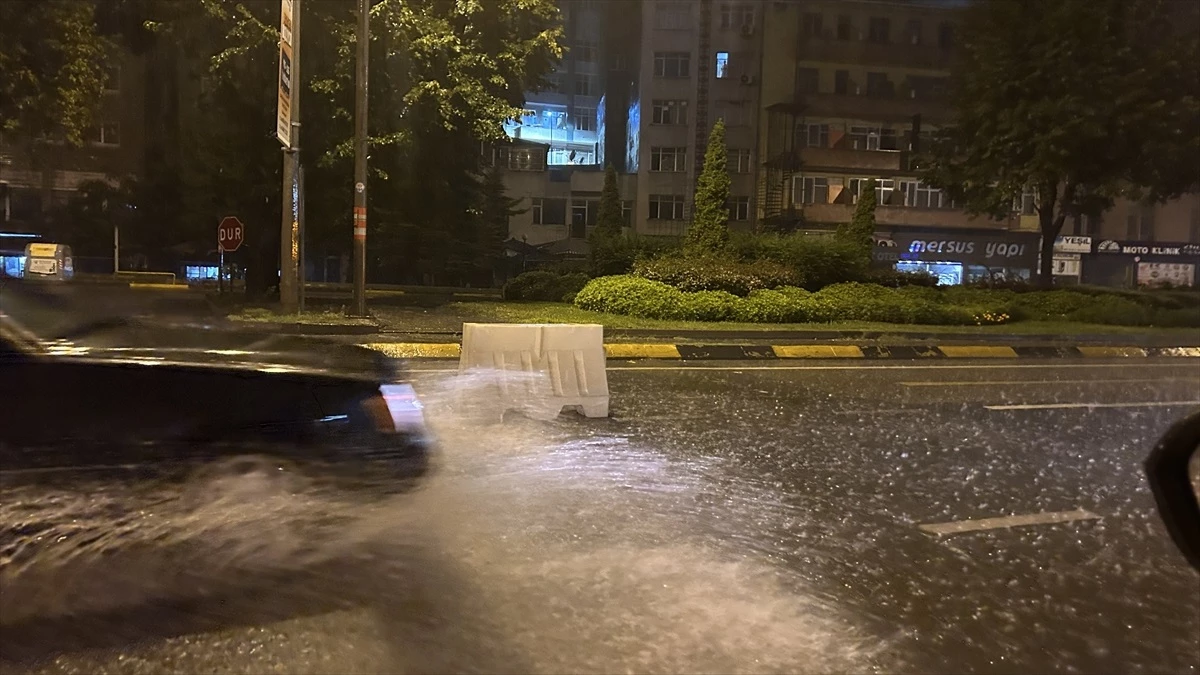 Trabzon\'da sağanak yağış hayatı olumsuz etkiledi