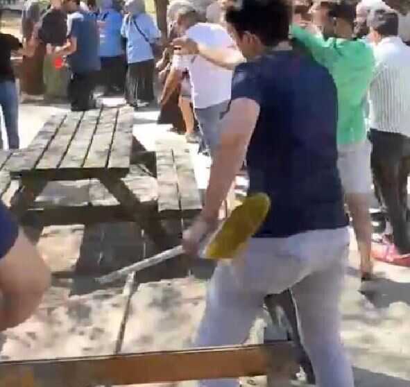 Türbede anahtar kavgası! Ortalık savaş alanına döndü Türbede anahtar kavgası! Ortalık savaş alanına döndü