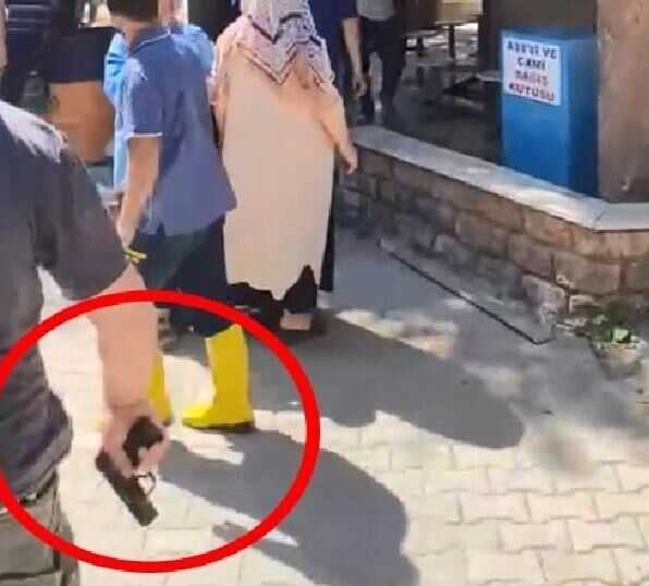 Türbede anahtar kavgası! Ortalık savaş alanına döndü Türbede anahtar kavgası! Ortalık savaş alanına döndü