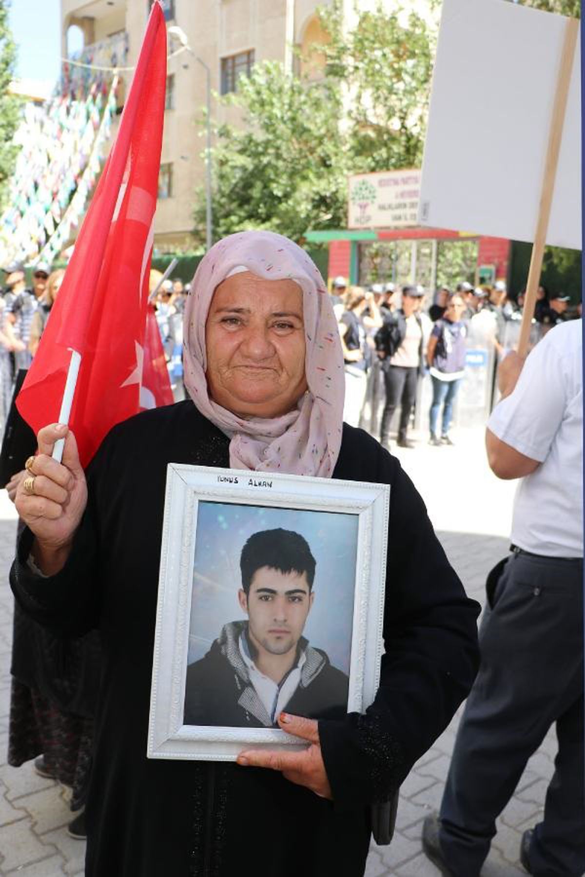 Van\'da evlat eylemine katılan anne: Gözlerim yolda, oğlumu istiyorum
