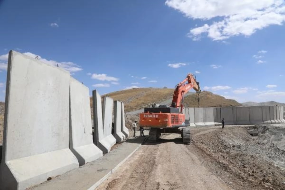 Van-İran sınırında beton duvar çalışmaları devam ediyor