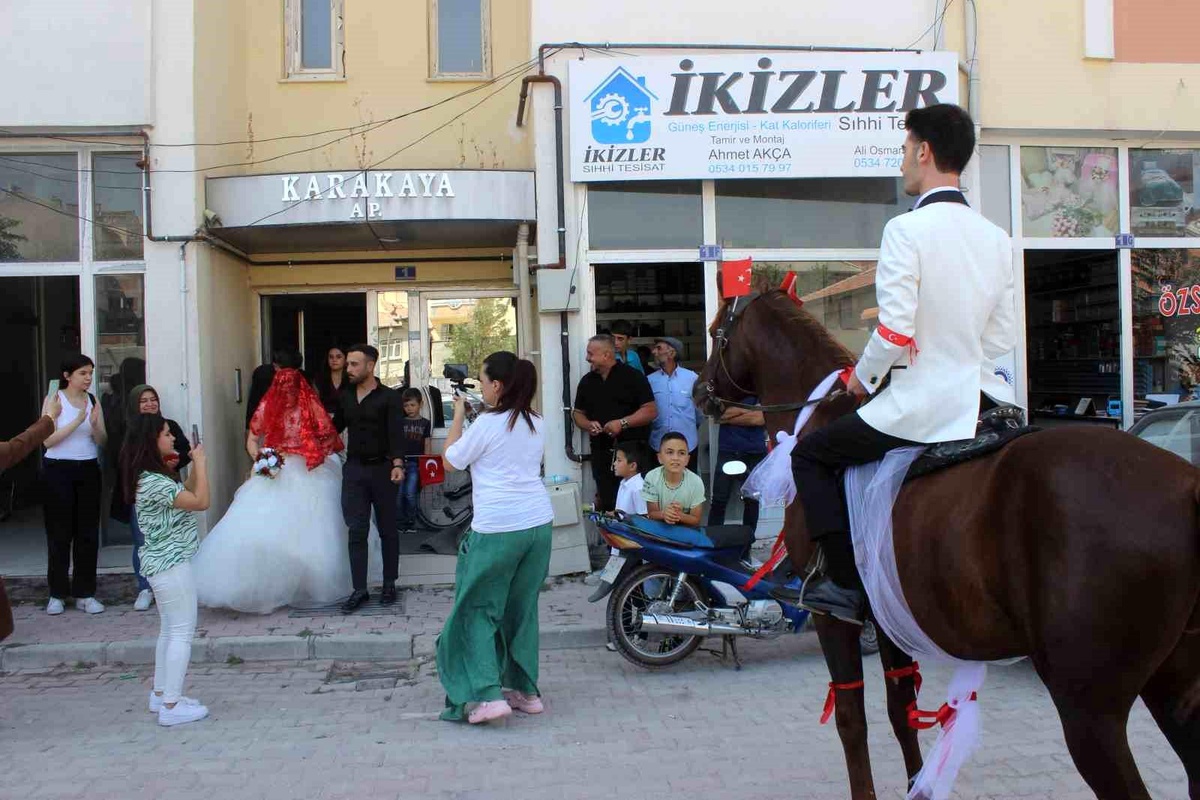 Genç, Vinç Kiralayarak Evlilik Teklif Etti
