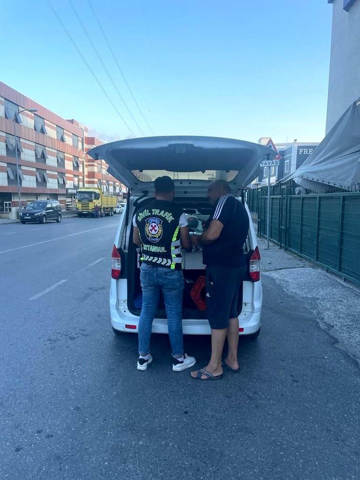 İstanbul\'da Yan Yatan Tır Şoförüne Cezai İşlem