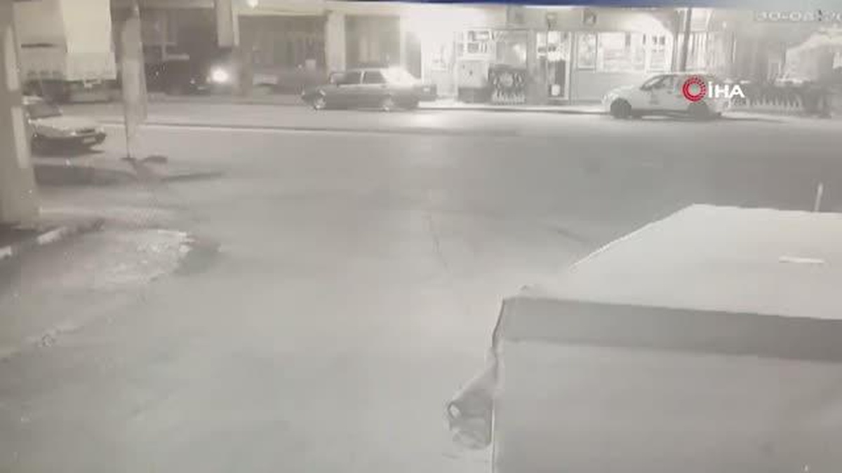 Yoldan geçen kadına laf atanlara tepki gösterince karnından bıçaklandı