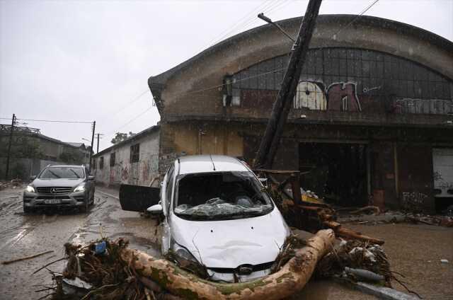 Yunanistan'daki sel felaketinde 3 kişi yaşamını yitirdi! Sulara kapılanlar 'Yardım edin' diye bağırıyor