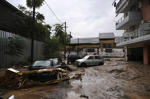 Yunanistan'daki sel felaketinde 3 kişi yaşamını yitirdi! Sulara kapılanlar 'Yardım edin' diye bağırıyor