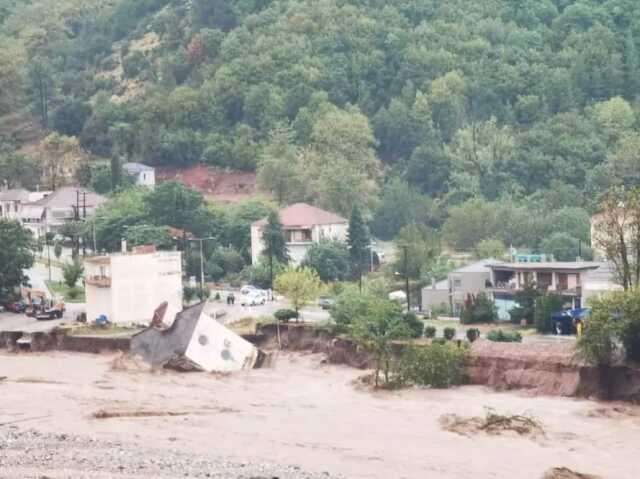 Yunanistan'daki sel felaketinde 3 kişi yaşamını yitirdi! Sulara kapılanlar 'Yardım edin' diye bağırıyor