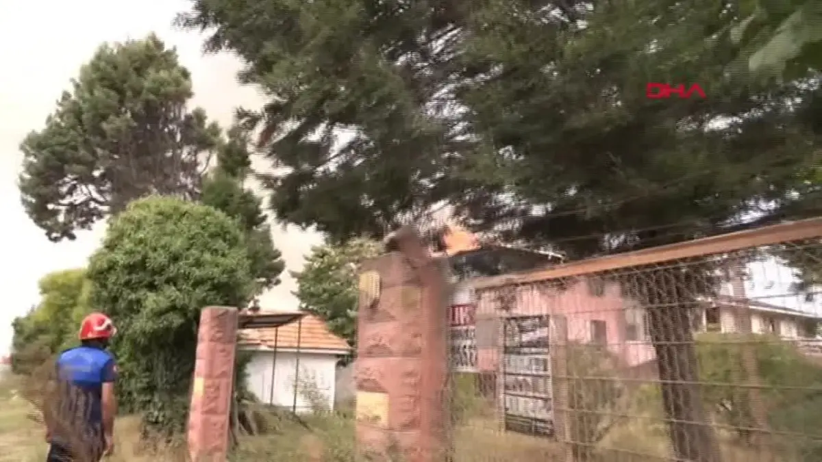 Karasu'da kullanılmayan binada çıkan yangın söndürüldü