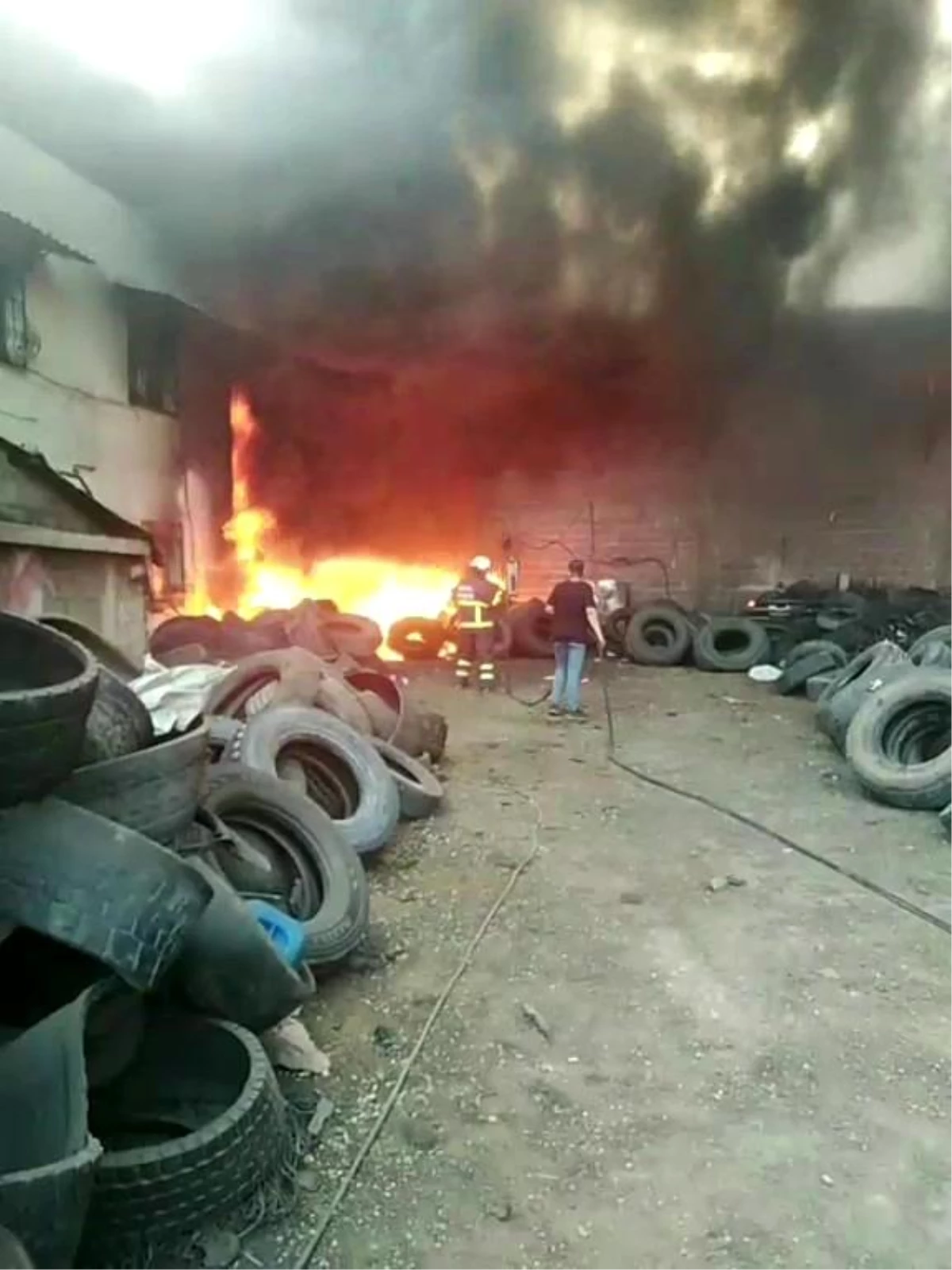 Adana\'da Atık Lastik Deposunda Yangın Çıktı
