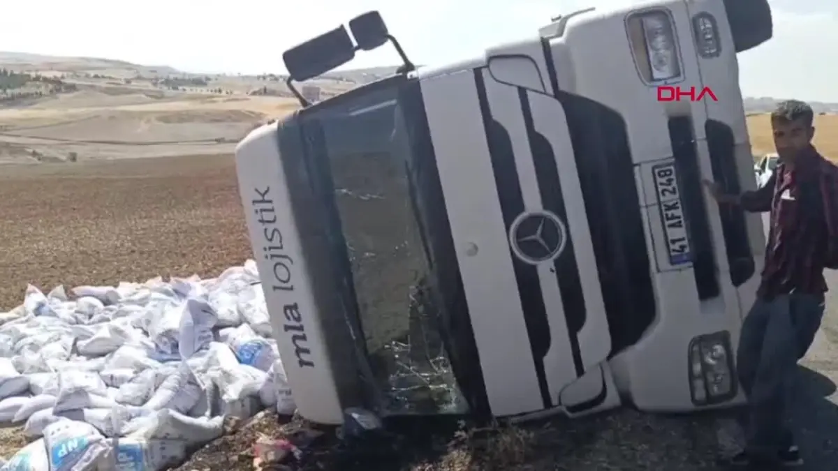 Besni\'de Yem Yüklü TIR Devrildi, Sürücü Yaralandı