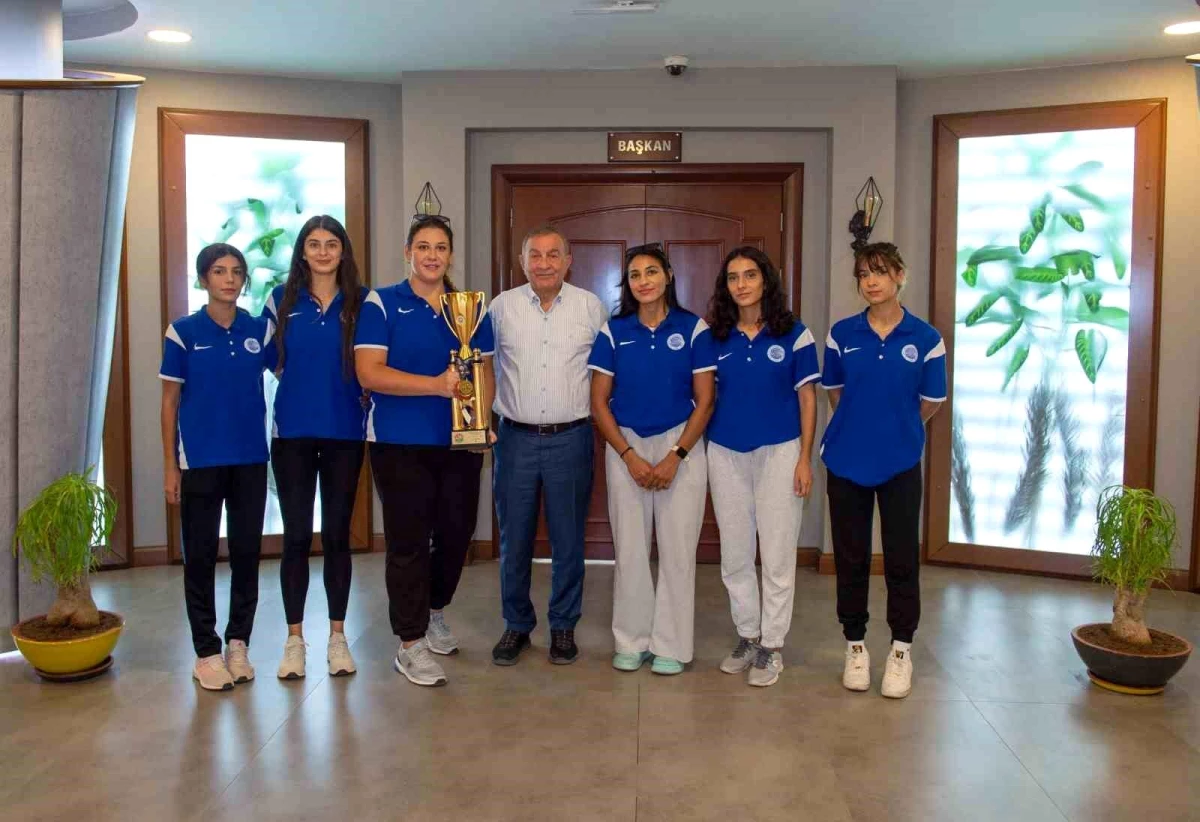 Seyhan Belediyespor Kadın Atletizm Takımı Şampiyonluk Kupasını Başkana Armağan Etti