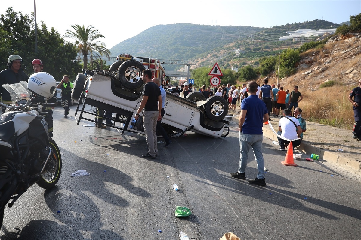 Alanya\'da 3 araç karıştığı kazada bir turist hayatını kaybetti