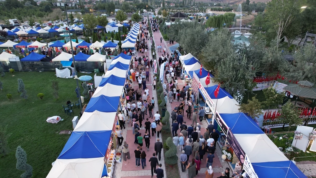Ankara\'da düzenlenen festivalde en hızlı turşu kurma ve yeme yarışması yapıldı
