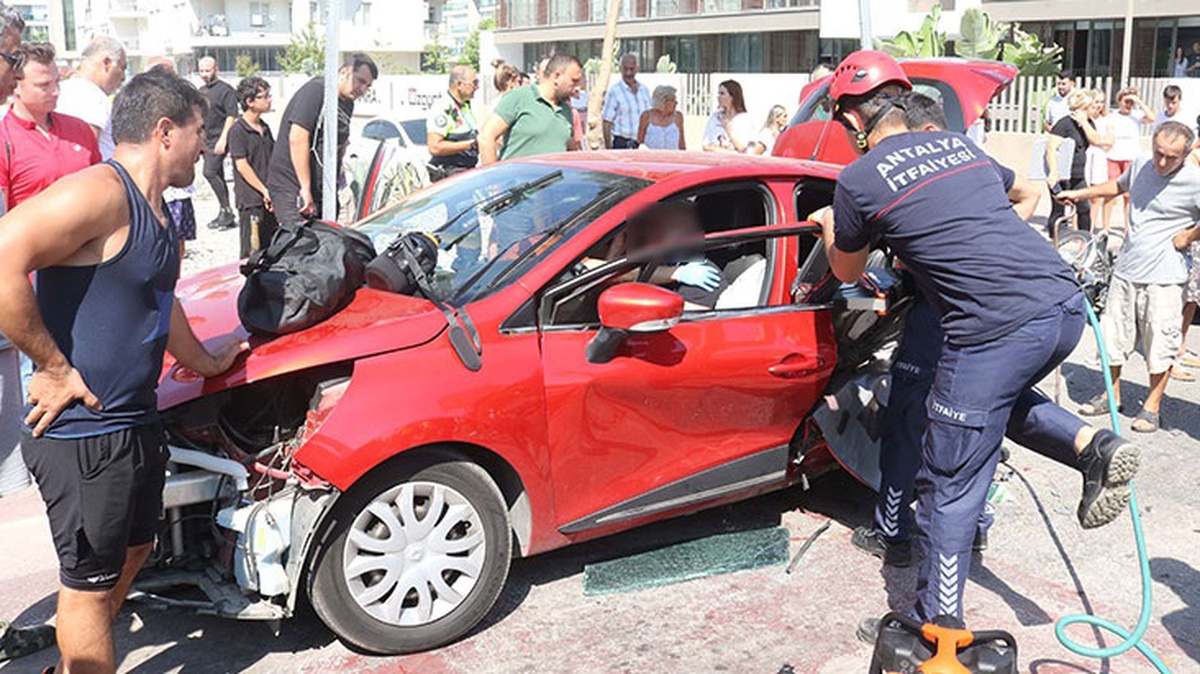 Antalyasporlu Naldo\'nun trafik kazası geçiren 4 yaşındaki oğlu, 48 saat yoğun bakımda uyutulacak