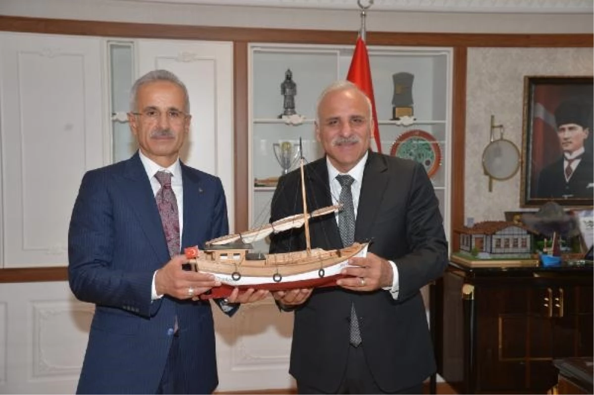 Ulaştırma ve Altyapı Bakanı Trabzon Büyükşehir Belediyesi\'ni Ziyaret Etti