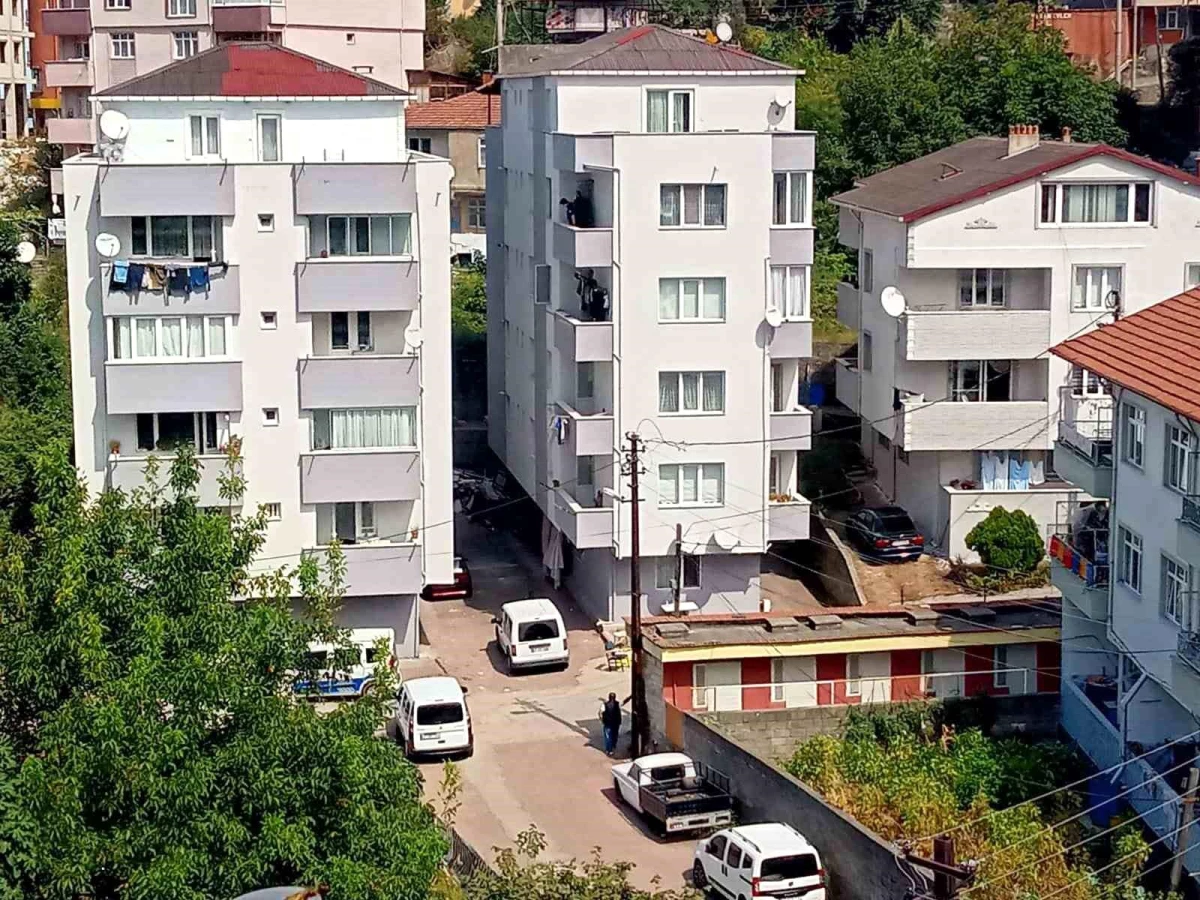 Zonguldak\'ta Balkondan Düşen Adam Hayatını Kaybetti